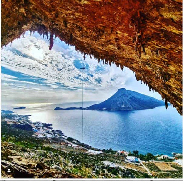 Το σπήλαιο Grande Grotta στην Κάλυμνο στα 7 από τα ομορφότερα φυσικά τοπία στην Ελλάδα που όλοι πρέπει κάποια στιγμή να δουν από κοντά.