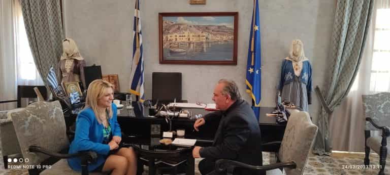 Συνάντηση της Υποψήφιας του ΠΑΣΟΚ στα Δωδεκάνησα Κατερίνας Βολονάκη με τον Έπαρχο ΠΕ Καλύμνου.