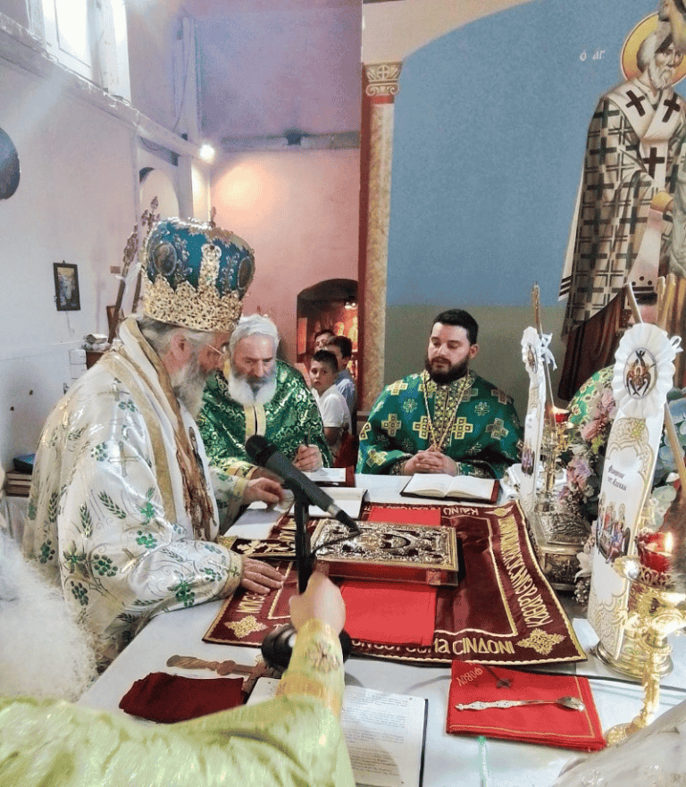 Αρχιερατική Θεία λειτουργία στον ενοριακό Ιερό Ναό της Αγίας Τριάδος Βαθέως Καλύμνου.