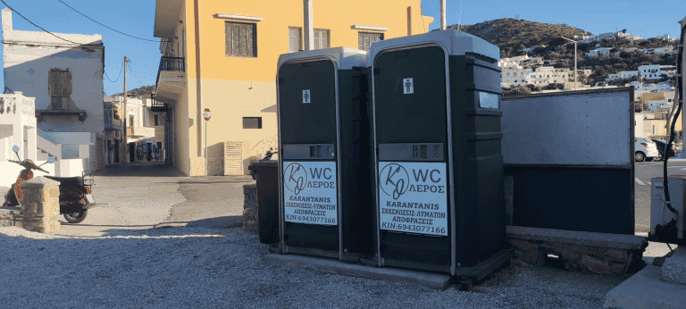 Τοποθετήθηκαν χημικές τουαλέτες και επιπλέον παγκάκια στο Λιμάνι της αγίας Μαρίνας Λέρου.