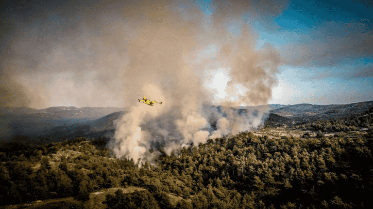 Φωτιά στη Ρόδο: Το πύρινο μέτωπο επεκτάθηκε σε 30.000 στρέμματα δάσους
