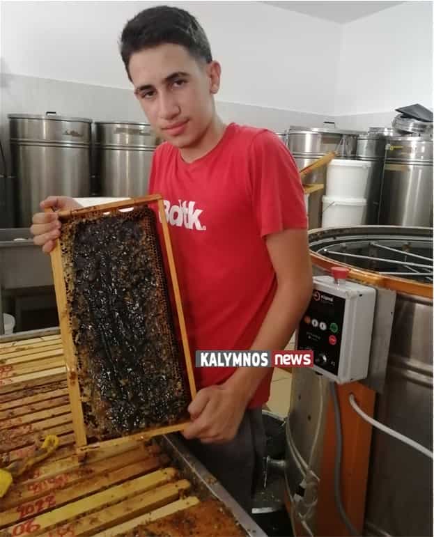 Ο 15χρονος μελισσοκόμος Νικόλας Τσέρος από την Κάλυμνο.