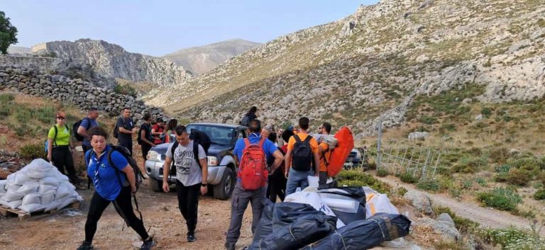 “Χέρι-χέρι” για τον Προφήτη Ηλία: Με μεγάλη συμμετοχή και άψογη οργάνωση η Εθελοντική δράση μεταφοράς υλικών (video)