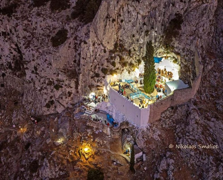 Με κατάνυξη ο Πανηγυρικός Εσπερινός στο Καστρομονάστηρο της Παναγίας Κυραψηλής στο Βαθύ Καλύμνου