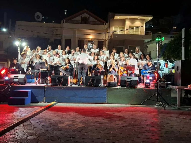 Μια υπέροχη αυγουστιάτικη βραδιά στην κεντρική πλατεία με τη Χορωδία του Δήμου Καλυμνίων υπό τη διεύθυνση του Στάθη Τσαγκάρη.