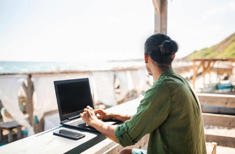 Ανάμεσα σε laptop και θάλασσα: η νησιώτικη ζωή των digitalnomads!