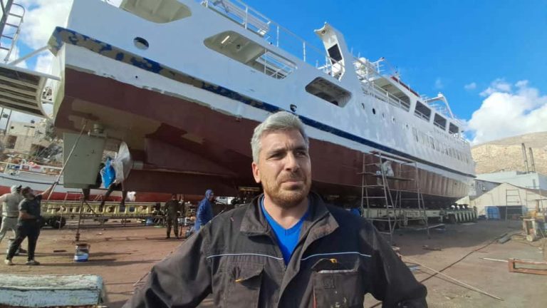 Γεμάτο το “καρνάγιο των Τριπολίτηδων” στο Λαφάσι Καλύμνου – Δύο μεγάλα μεταλλικά τουριστικά σκάφη από Κρήτη για συντήρηση και επισκευές (video)