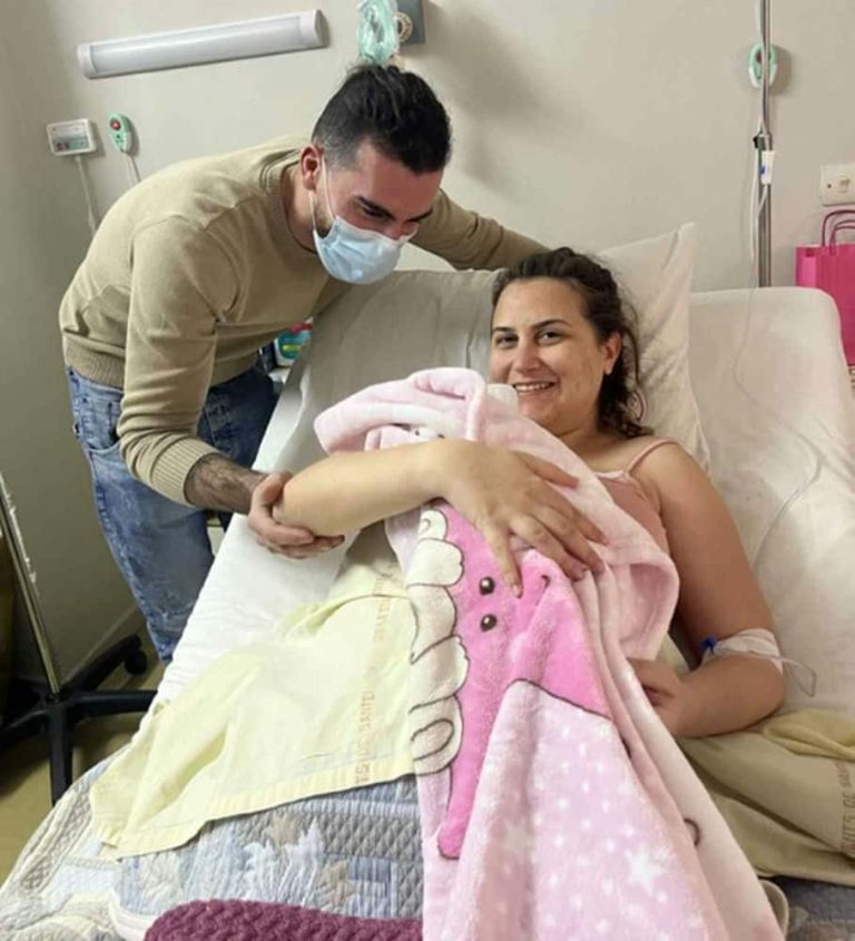 Χαρμόσυνες αφίξεις στη Μαιευτική του Νοσοκομείου Καλύμνου- Μετά το ποδαρικό με ένα αγοράκι πριν 4 ημέρες σήμερα γεννήθηκε και ένα χαριτωμένο κοριτσάκι.