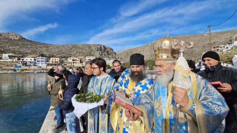 Κάλυμνος: Τα Θεοφάνεια στα Βλυχάδια και η κατάδυση του Τμίου Σταυρού με το τυπικό του Αγίου Όρους (video)