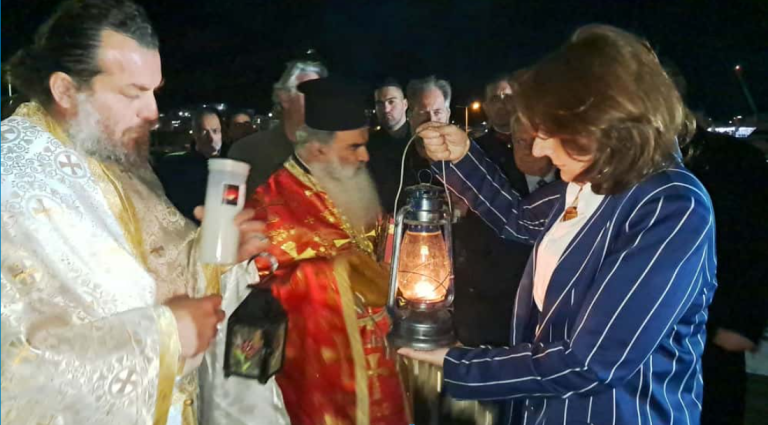 Με λαμπρότητα και κατάνυξη η υποδοχή του Αγίου Φωτός στο λιμάνι της Καλύμνου (video)