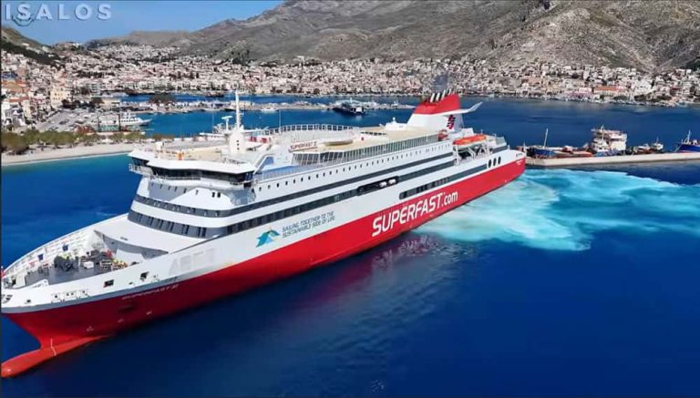 Εντυπωσιακή προσέγγιση του Superfast XI στην Κάλυμνο – “Δένει” σε λιγότερο από 3 λεπτά (video)