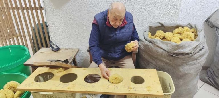 Το χρονικό του καλύμνικου σφουγγαριού: Ο Μανώλης Κουτούζης μιλά στο Travel.gr