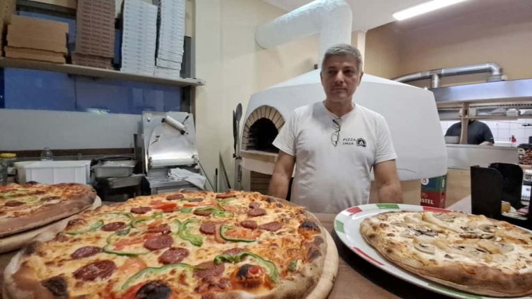 Η πιτσαρία “Ίμια” στην Κάλυμνο επέστρεψε δυναμικά – Ο Νικόλας Γαβαλάς ξανά “επί το έργον” στη νέα παραλιακή (video)