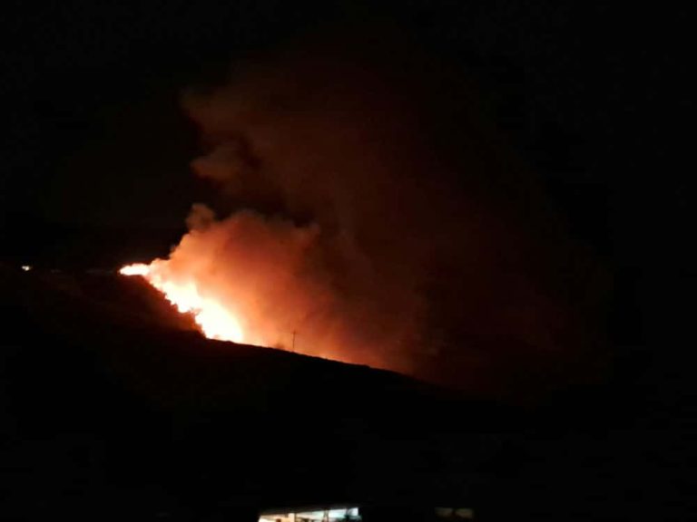 Πυρκαγιά σε εξέλιξη στα Γιαννοχώραφα στην περιοχή της Χωματερής (video)