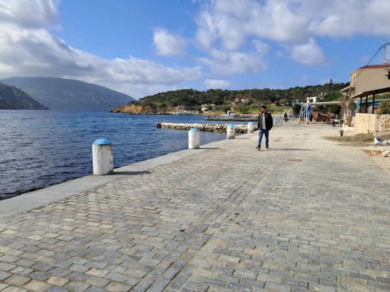 Τέλενδος: Σε εξέλιξη οι πλακοστρώσεις  στο παραλιακό μέτωπο – Στο επίκεντρο τα έργα και οι ανάγκες του νησιού (video)