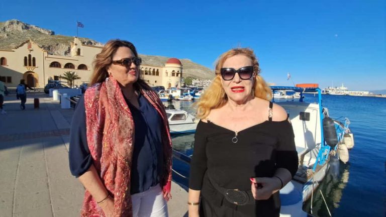 Στην Κάλυμνο η πολιτεύτρια της “Ελληνικής Λύσης”, Αναστασία Γαμπιεράκη – Σύντομη συνομιλία στην κεντρική πλατεία